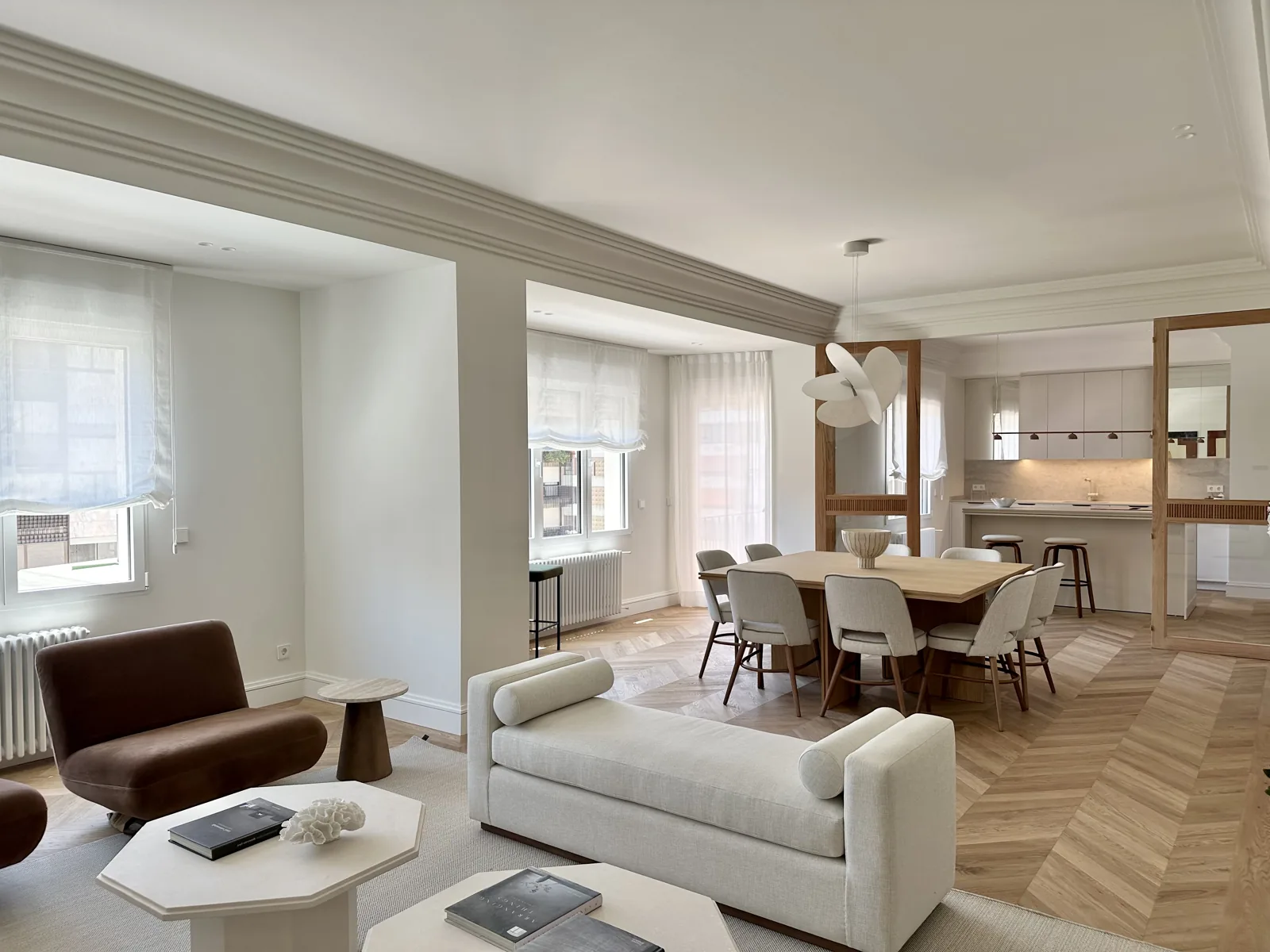 Salón de una vivienda rehabilitada por Lumier en el barrio de Salamanca