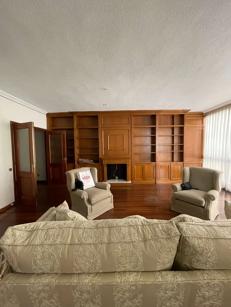 Salón con chimenea antes de la reforma