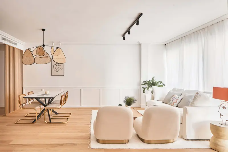 Salón con chimenea después de la reforma