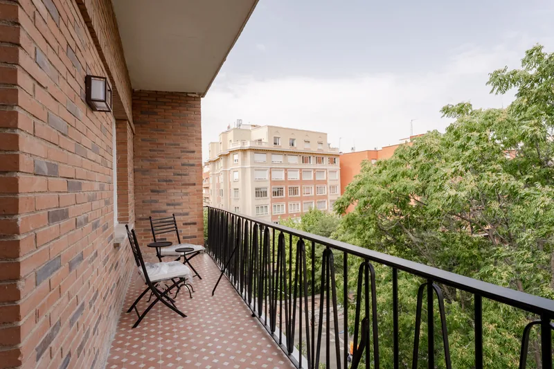 Piso con ventana en esquina (19)