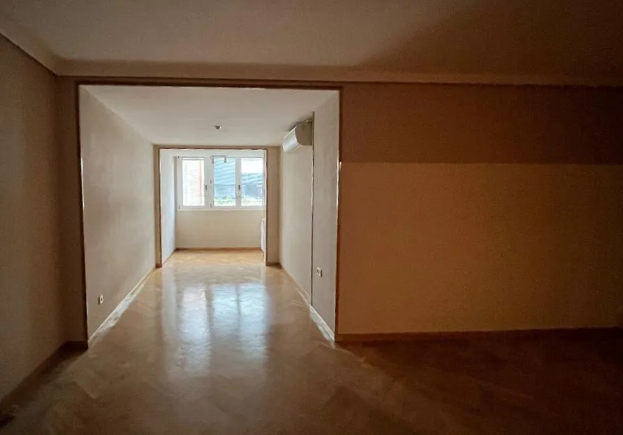 Salón de una vivienda antes de la rehabilitación integral de Lumier
